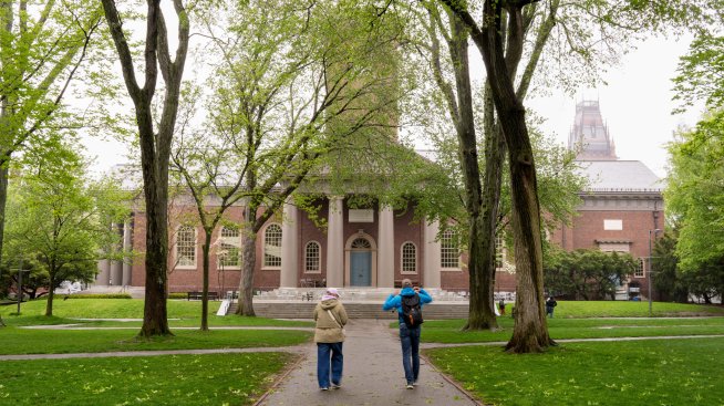 Тръмп заплашва статута на Харвардския университет на училище за световни лидери