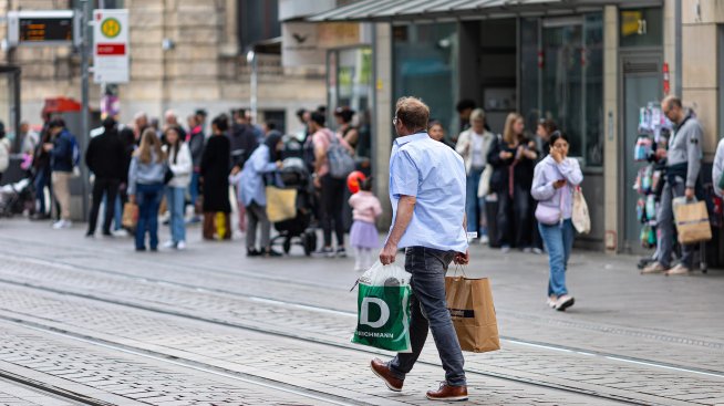 Инфлацията в еврозоната се ускорява, оставяйки ЕЦБ нащрек