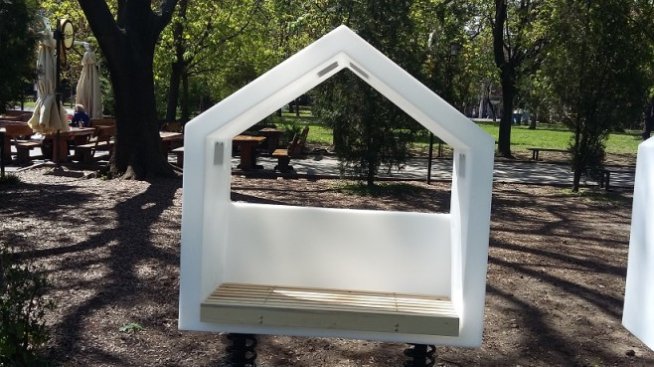 Пейки със соларни панели създават уют в столичния район „Оборище“