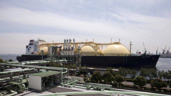 Излишните количества LNG на спот пазара могат да понижат още цените