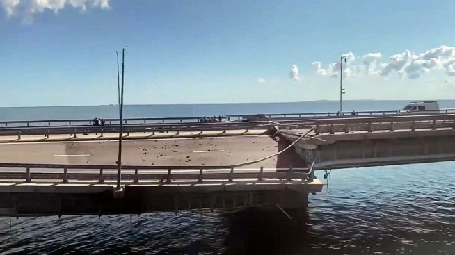 Украйна: Русия прави ограда от потопени кораби около Кримския мост