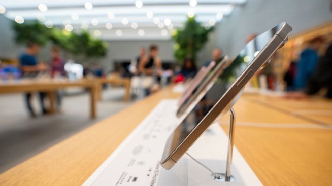 Световният пазар на смартфони се насочва към възстановяване през 2024 г.