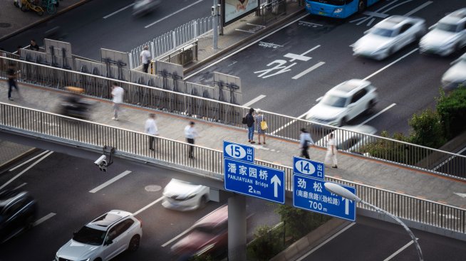 Забавянето на потреблението и износа тласна надолу китайската икономика през август