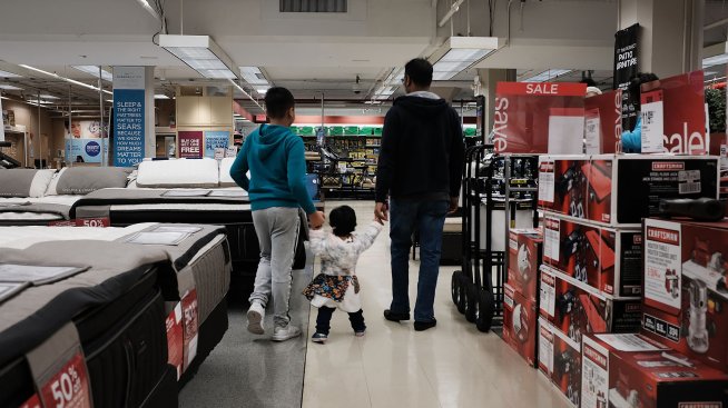 Потребителските настроения в САЩ се покачват до шестмесечен връх заради по-ниските лихви