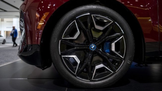 Заради липсата на чипове BMW спира производството и в Регенсбург