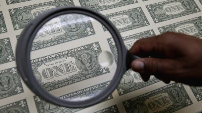 Лек ръст за долара в началото на новата седмица