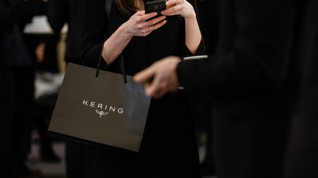 Собственикът на Gucci се готви да продаде козметичното си звено на L`Oreal