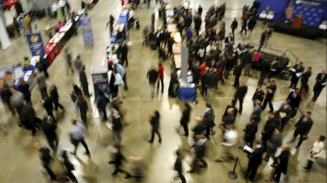 Ръстът на заетостта в САЩ се ускорява, но повишението на заплатите разочарова