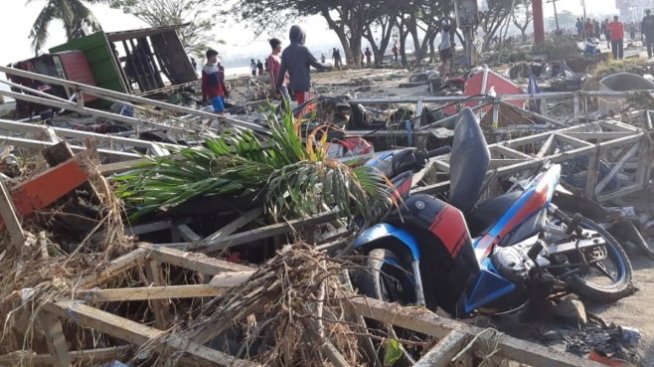 Жертвите на опустошителните земетресения и цунами в Индонезия стигнаха 384 души