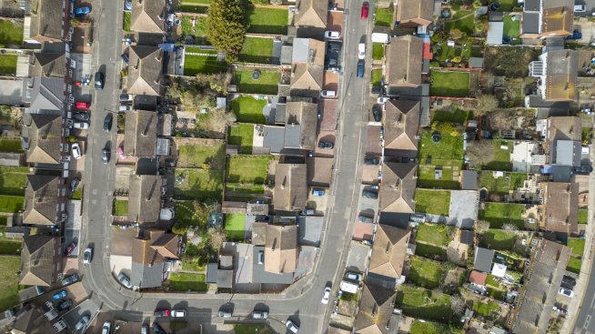 Цените на британските жилища бележат най-острия си годишен спад от 2012 г.