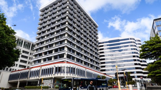 Новозеландската централна банка смекчи тона, оставяйки лихвите си непроменени