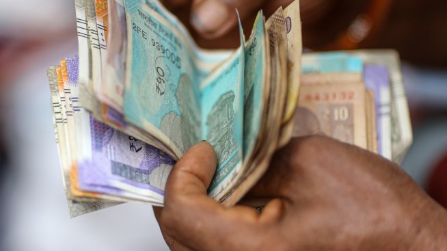 Икономиката на Индия расте със 7,4%, но къде са данъците?