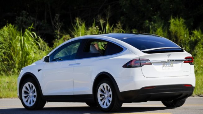 Tesla записа нов рекорд, очаква над 50% ръст на продажбите през 2022 г.