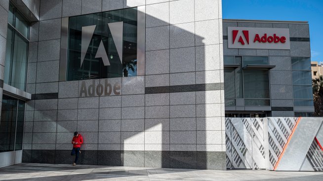 Финансовият директор на Adobe напуска, докато компанията продължава да търси новия си шеф