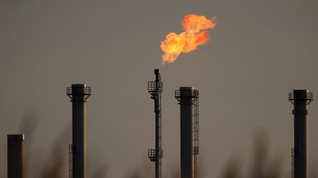 Петролът поевтинява въпреки очакванията за стабилно търсене*