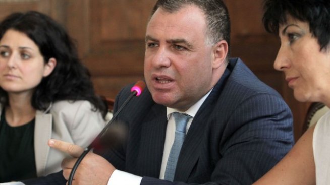 Министърът срещу пазара &ndash; рунд пореден
