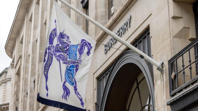 Burberry се раздели с шефа си и спря дивидента за тази година