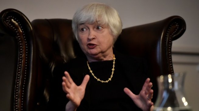 Йелън смекчава позицията си за затягането на паричната политика