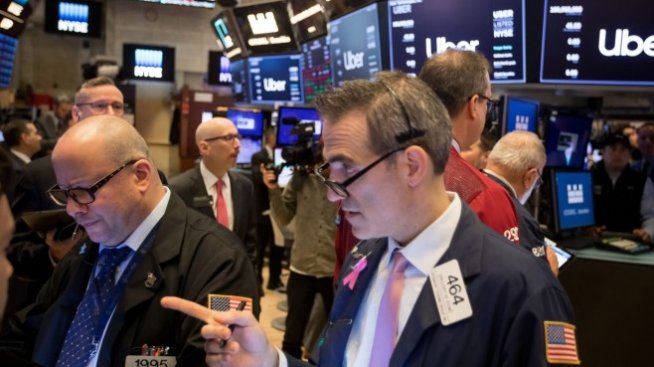 Рекордният скок при продажбите на дребно изстреля Dow с над 500 пункта нагоре