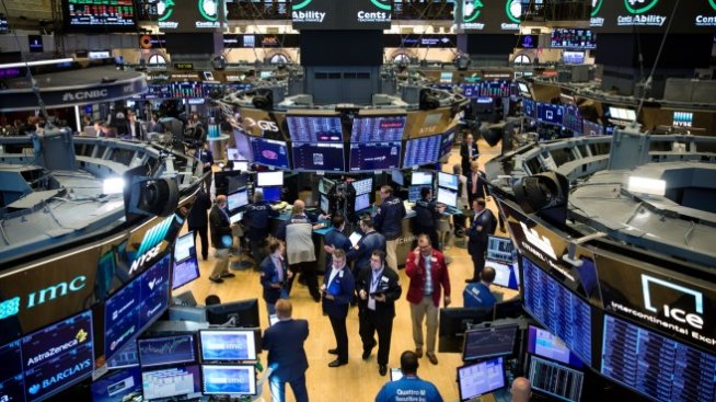 Опасенията около коронавируса оцветяват в червено Dow и S&P 500*