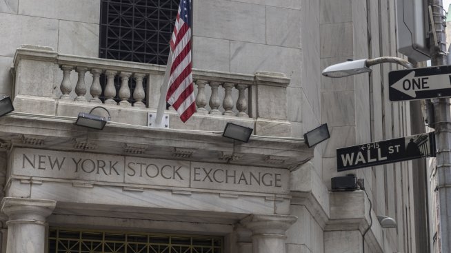 Dow се повиши с повече от 300 пункта, но Nasdaq не успя да изплува на зелено
