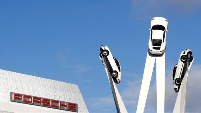 Хиляди работници на Porsche стачкуваха с искания за по-високи заплати