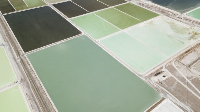 Отпадат блокадите по пътищата към литиевите находища в Чили