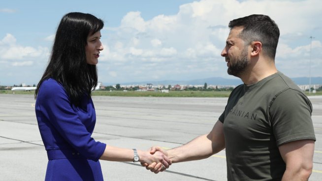 Мария Габриел посрещна Зеленски при кацането му в София