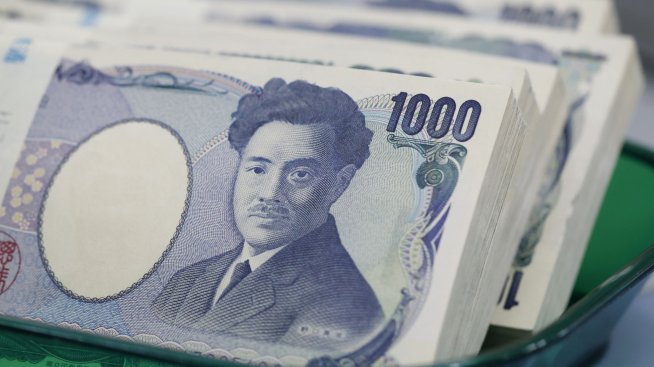 Японската йена поскъпва, покачвайки се над 32-годишното си дъно в петък
