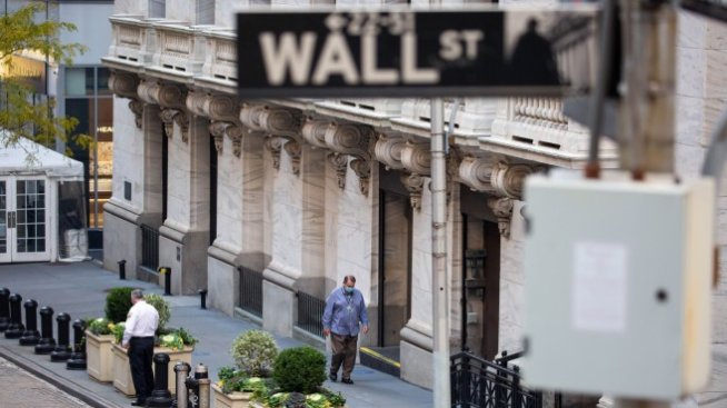 Технологичните акции повлякоха надолу американските борси в последния момент