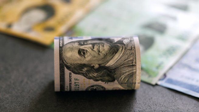 За първи път повече централни банки планират да свият дела на долара в портфейлите си