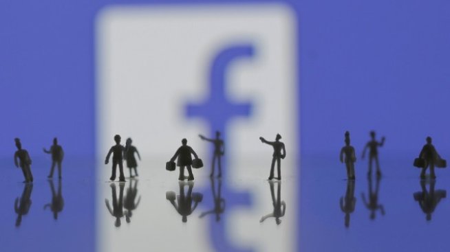 Facebook плаща на медии и известни личности да стриймват на живо 