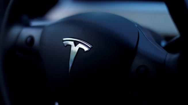 Tesla предлага повече акции с надеждата да набере 2,7 млрд. долара