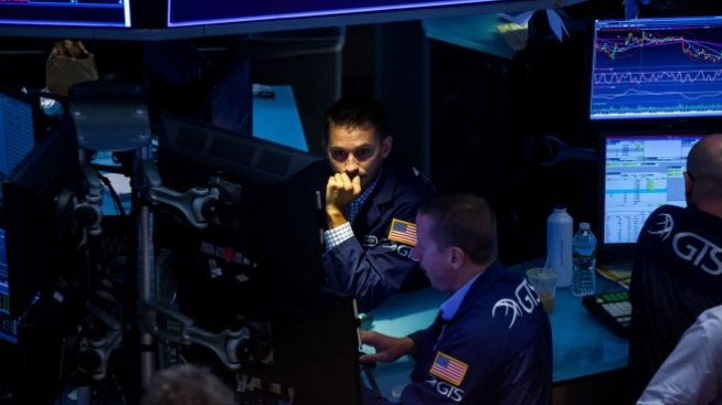 Dow изтри над 700 пункта в една помрачена от пандемията сесия