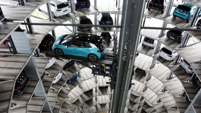 Volkswagen губи десетки хиляди автомобили заради недостига на чипове