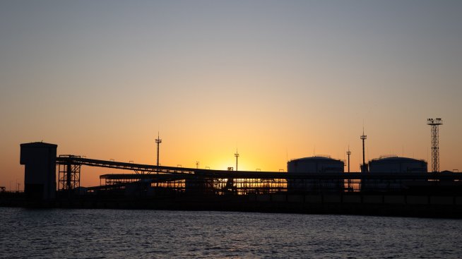 Цените на петрола поемат леко надолу*