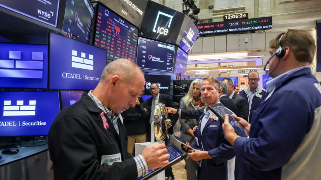 Dow се покачва с над 300 пункта и си връща нивото от над 50 000 пункта*