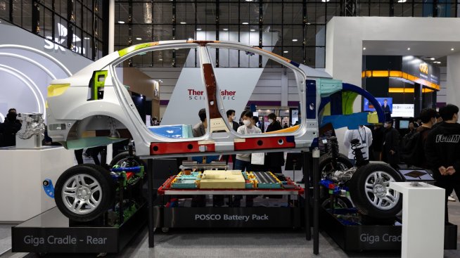Ford, GM и Stellantis преговарят с Posco за производство на материали за батерии 