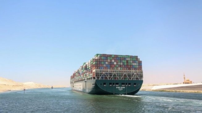 Собственикът на кораба, блокирал Суецкия канал, очаква хиляди съдебни искове