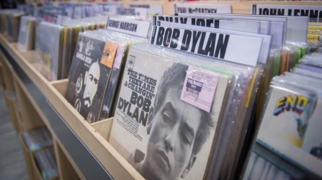 Продажбите на плочи продължават да растат