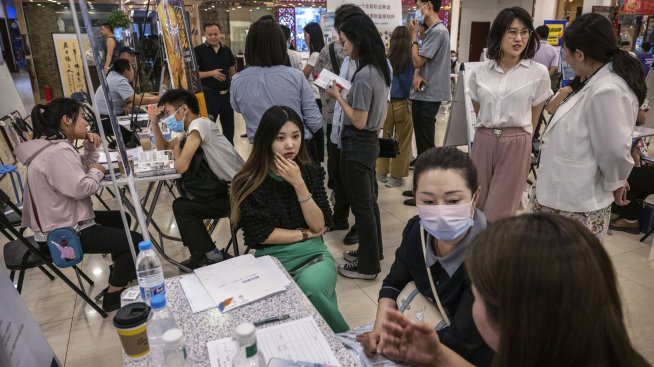 Младежката безработица в Китай расте през февруари след промяна в методологията