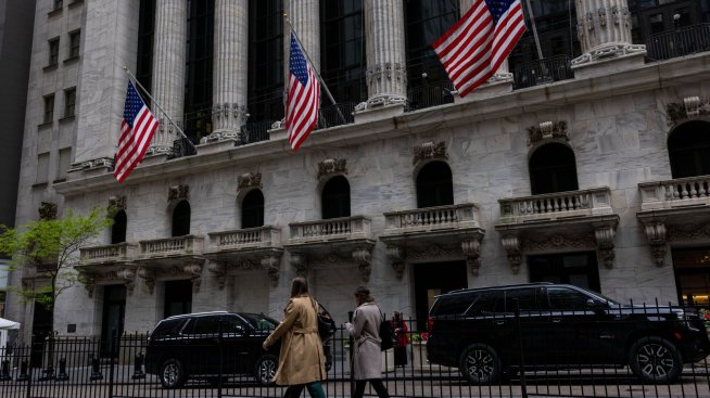 Dow спада с 300 пункта, Nasdaq и S&P 500 също са надолу*