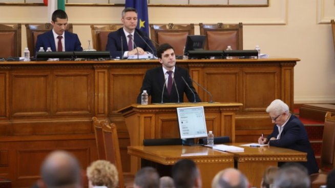 Парламентът освободи Никола Минчев от длъжността председател