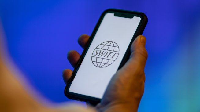 ЕС иска да засили натиска срещу Москва с изключването на 20 банки от SWIFT и забрана на „Северен поток“