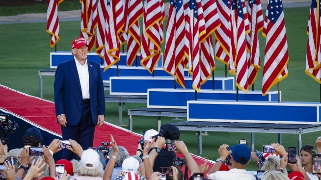 Делото срещу Тръмп за неправилно боравене със секретни документи е прекратено