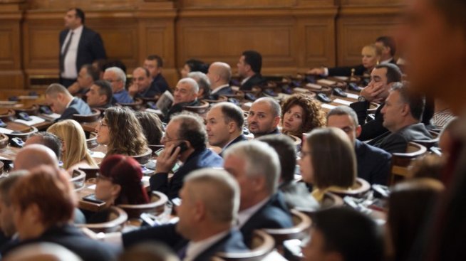 Скандал за плоския данък опорочи дебатите по данъчните закони