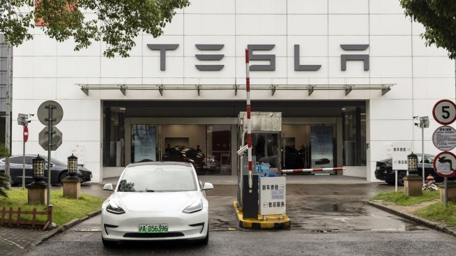 Tesla губи инерция при продажбите в Китай, докато BYD трупа преднина