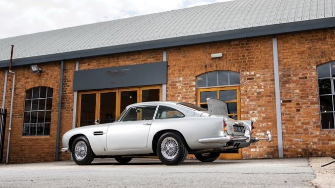 Aston Martin, конструиран за Джеймс Бонд, отива на търг