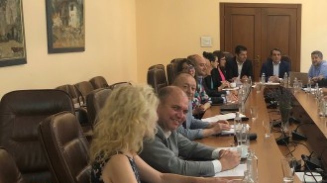 Коалиционните партньори: От септември преходен период за плащания в лева и в евро