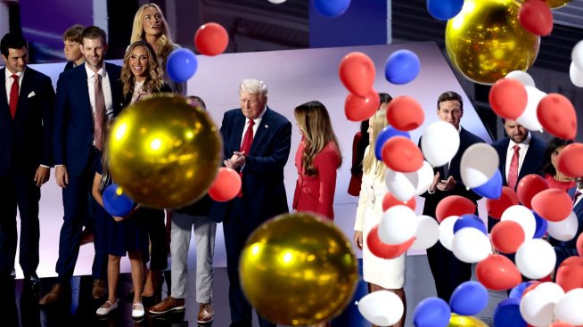 Как фамилията Тръмп осребрява изборната победа на патриарха си